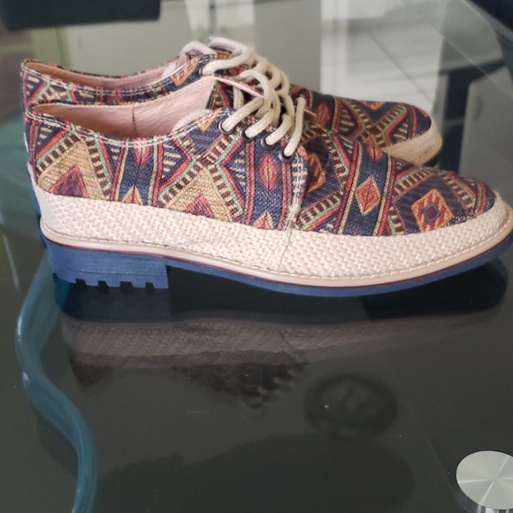 Shoes - Picture 2 of 4